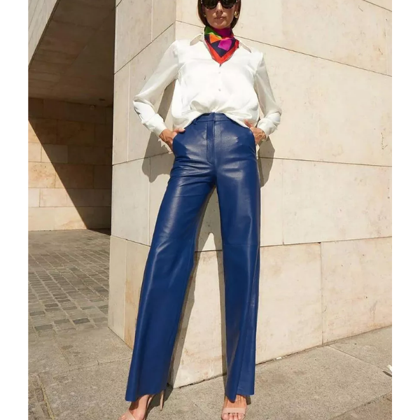 pantalon en cuir bleu électrique évasé taille haute
