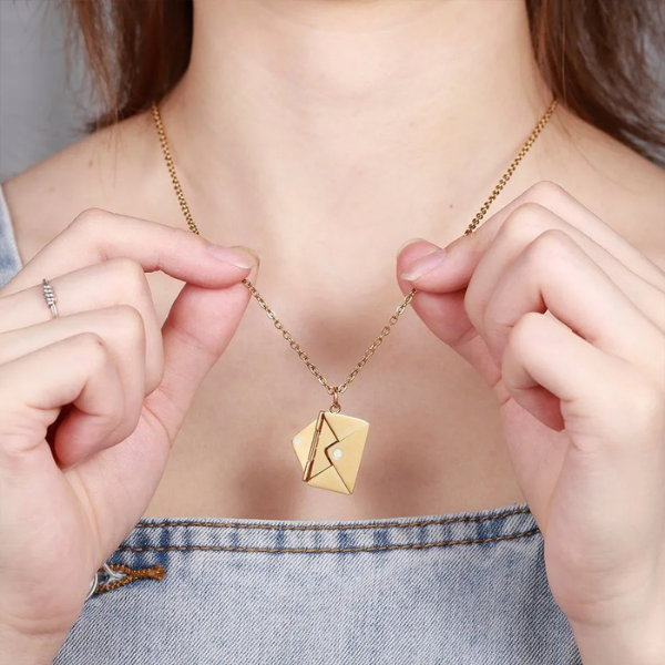 medaillon personnalisé enveloppe message cadeau femme