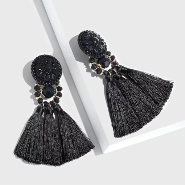 boucles doreilles noires pendantes pompons