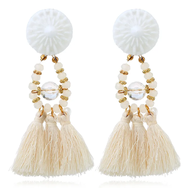 boucles doreilles blanches pendantes pompons