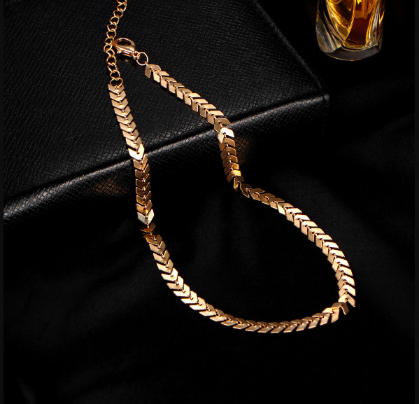 Le collier doré ras du cou