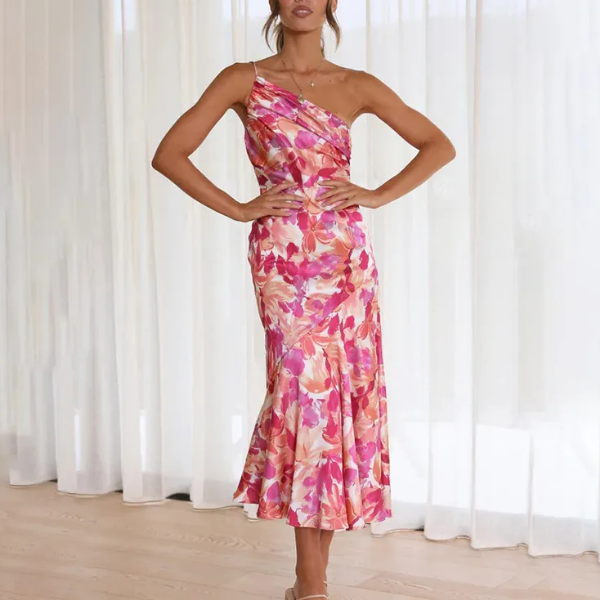 robe rose en satin asymétrique à volants