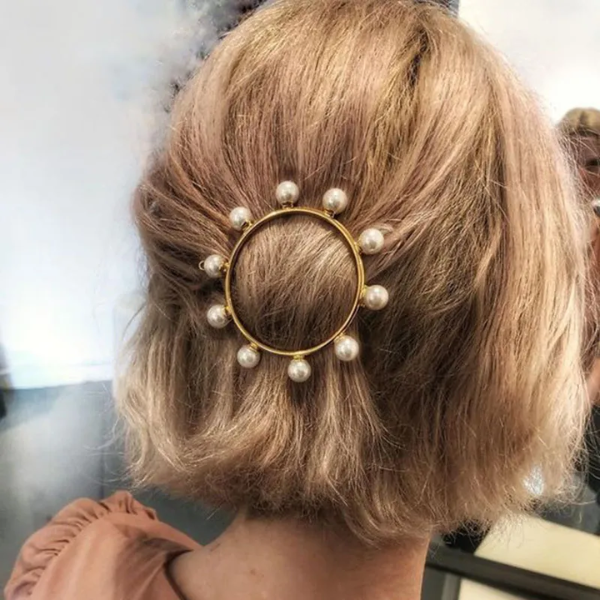 barrette tendance cheveux dorée perles
