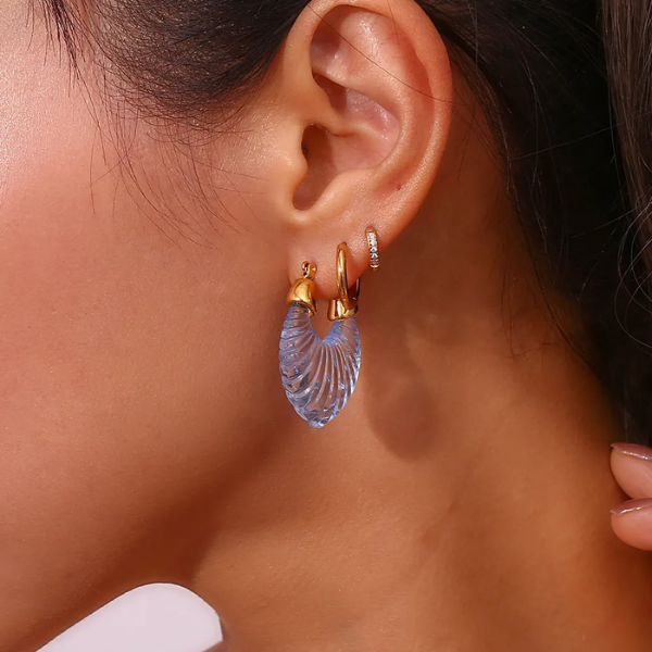boucles doreilles créoles en résine transparente bleue