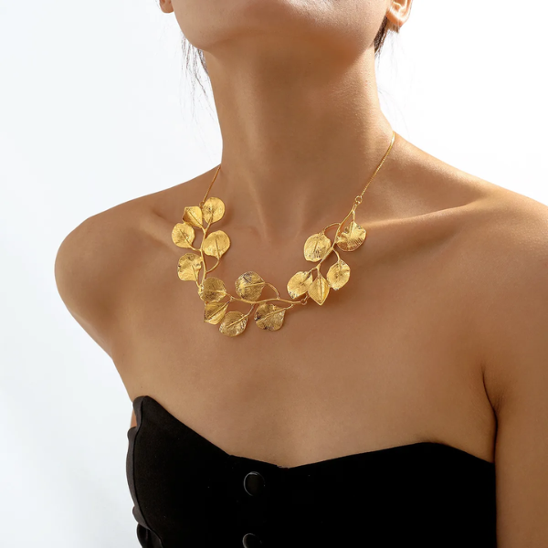 ensemble collier ras du cou  et boucles doreilles pendantes pour femme
