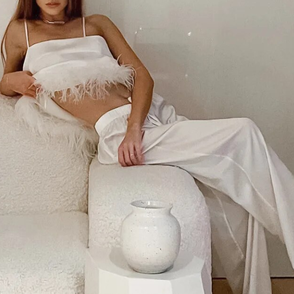 pyjama en satin blanc à plumes femme