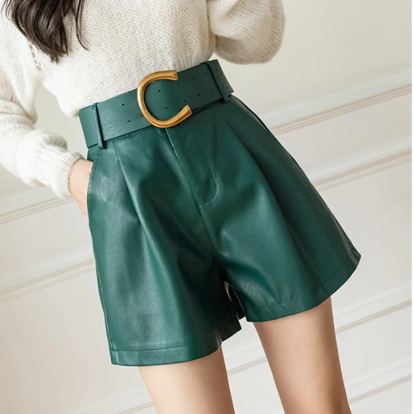 short en cuir vert avec ceinture luxe femme