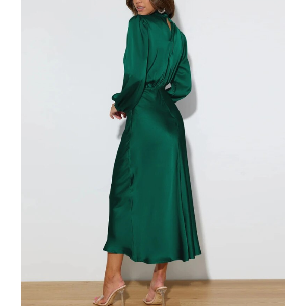 robe longue en satin verte à manches longues