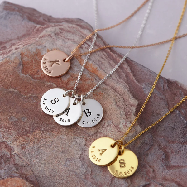 collier cadeau mère initiales enfants