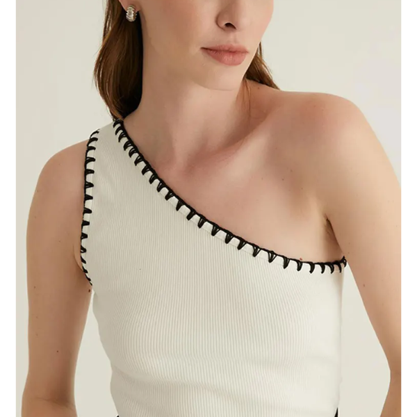 top asymétrique blanc épaule dénudée femme