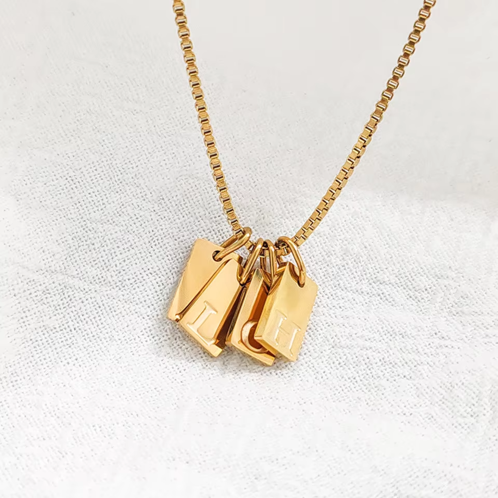 Collier médaillon lettre