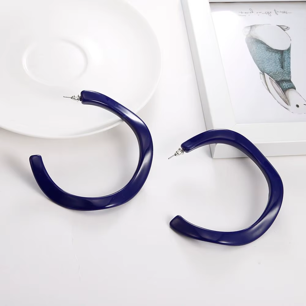 créoles en résine bleue