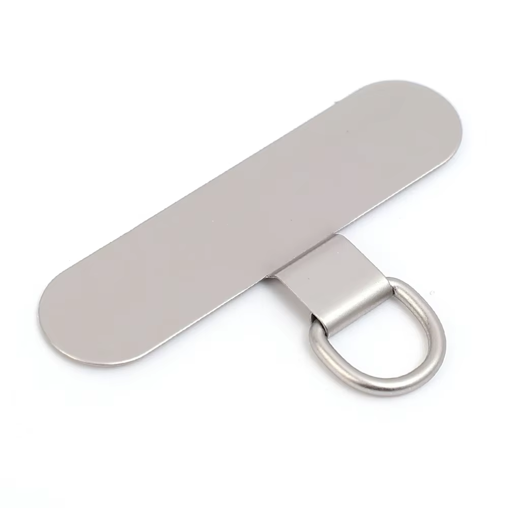 Adaptateur universel. disponible en coloris or, argent et noir, conçu pour attacher facilement votre chaîne à nimporte quel téléphone, tout en gardant votre coque actuelle
