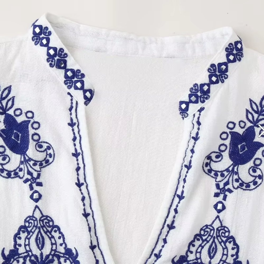 blouse blanche brodée fleurie bleue tendance