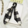 chouchou foulard noir et blanc imprimé à carreaux accessoire cheveux tendance