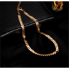Le collier doré ras du cou