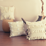 housse de coussin écru pompoms boheme style