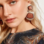 boucles d'oreilles fantaisies pendantes originales pas chères pierre géométrique doré marron femme la selection parisienne en ligne
