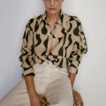 chemisier beige et noir imprimé géométrique tendance femme eshop la selection parisienne