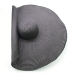 grand chapeau de paille noire femme tendance chic printemps été