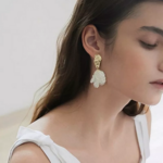 boucles d'oreilles montorgueil pendantes blanches et dorées