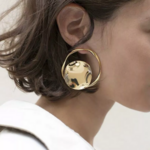 boucles d'oreilles pendantes dorées rondes