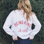 sweat shirt message femme tendance being kind is cool