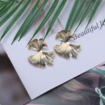Boucles doreilles dorées feuilles Trocadéro