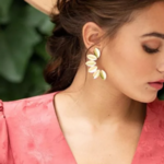 boucles d'oreilles dorées pendantes feuilles