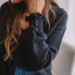 pull noir col v basique chic femme mode intemporelle