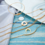 set de bracelets multiples dorés et blancs fleur coquillage bijoux fantaisie