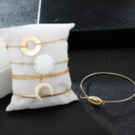 set de bracelets multiples dorés et blancs fleur coquillage en ligne