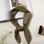 Foulard en soie femme kaki 1