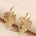 boucles doreilles pendantes dorées feuille tendance chic