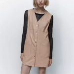 mini robe en cuir beige tendance
