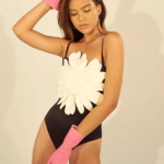 maillot de bain une pièce noir grosse fleur blanche