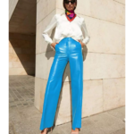 pantalon en cuir bleu clair évasé taille haute