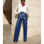 pantalon en cuir bleu électrique évasé taille haute