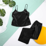 pyjama noir en satin femme dos nu dentelle