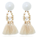 boucles doreilles blanches pendantes pompons