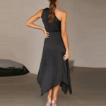 robe longue plissée asymétrique satin noir femme grandes occasions pas chère