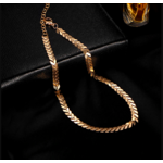 Le collier doré ras du cou