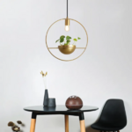 Suspension luminaire et plante doré tendance