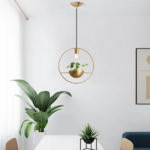 luminaire plafonnier suspendu en métal doré avec plante