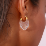 boucles d'oreilles créoles en résine transparente