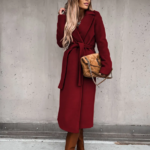 manteau long en laine avec ceinture rouge