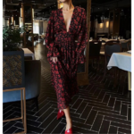 robe longue col v profond imprimée fleurie rouge noir femme