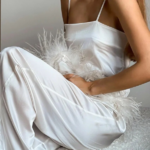 pyjama en satin noir à plumes femme cadeau original