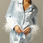 pyjama femme bleu short en satin à plumes