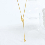 collier long entrelacé